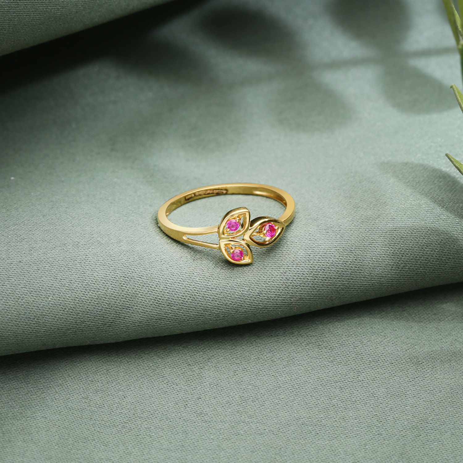 Gold Ring Ruby